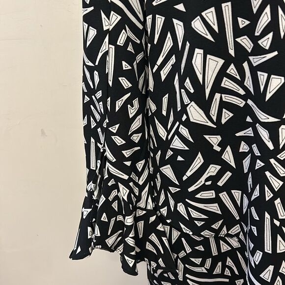Calessa black white patterned long sleeve V neck blouse Size S New - Picture 4 of 9